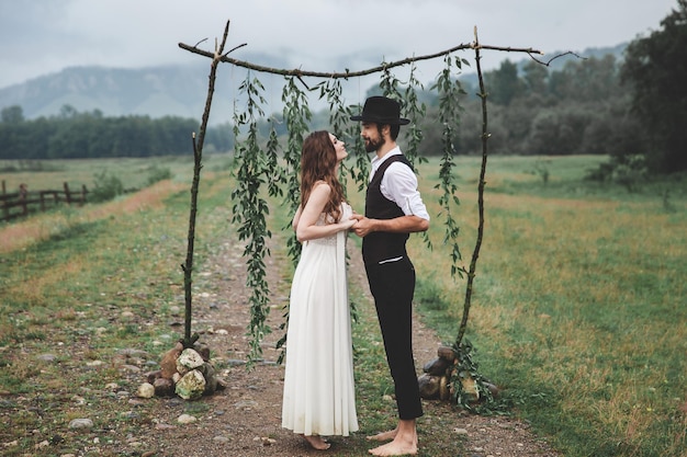 Foto um jovem casal de pé ao ar livre