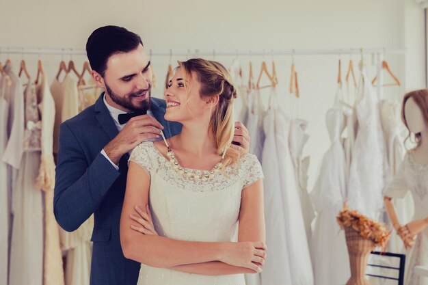 Foto um jovem casal de pé numa boutique