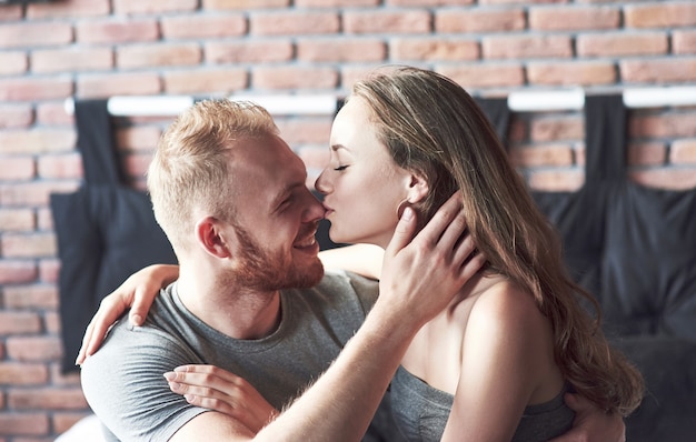 Um jovem casal é um namorado e uma namorada que se amam