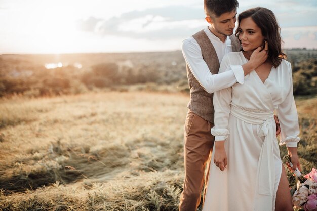 Foto um jovem casal em terra.