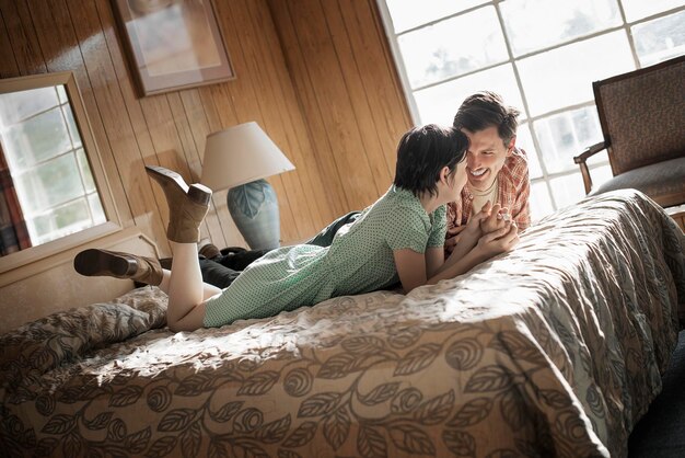 Um jovem casal em um quarto de motel