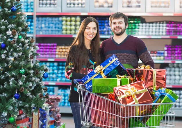 Um jovem casal está fazendo compras no supermercado para o ano novo.