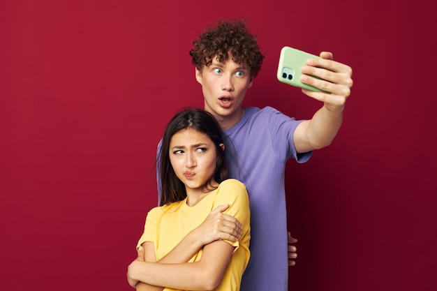 Um jovem casal estilo moderno emoções telefone divertido Estilo juvenil