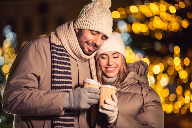 Um jovem casal feliz com café na Cidade do Natal.