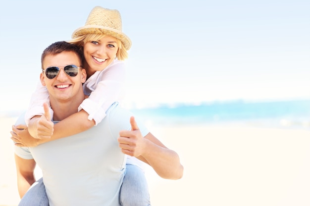 um jovem casal feliz relaxando na praia