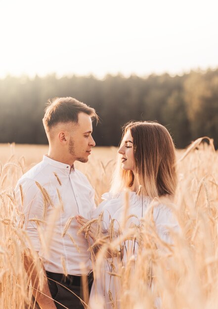 Foto um jovem casal homem e mulher se abraçam com ternura na natureza no verão. amantes