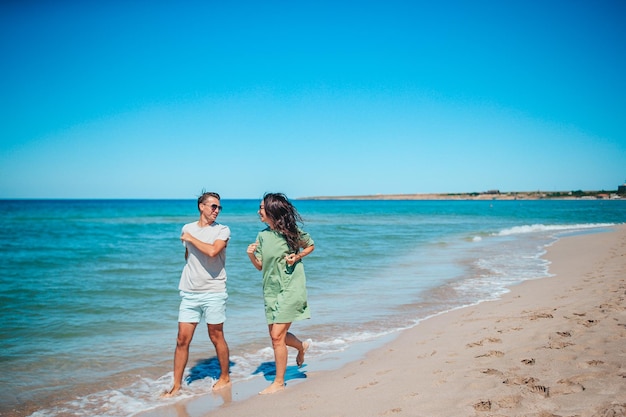 Um jovem casal na praia branca durante as férias de verão