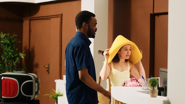 Foto um jovem casal na recepção do hotel.