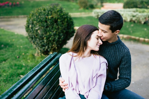 Um jovem casal no parque.