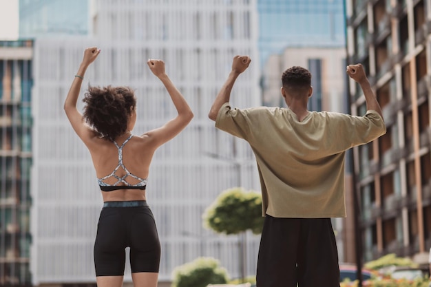 Um jovem casal parecendo alegre e energizado enquanto passa um tempo juntos