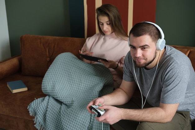 Um jovem casal passa o tempo em casa