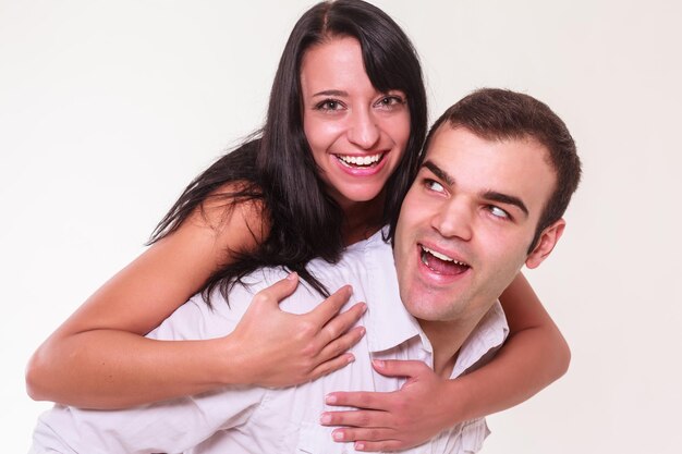 Foto um jovem casal sorridente contra um fundo branco