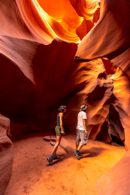 Um jovem casal turista em uma rachadura no Lower Antelope Arizona Estados Unidos