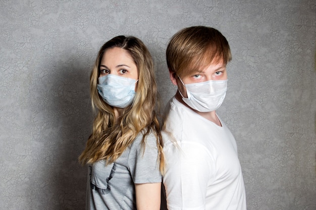 Um jovem casal usando uma máscara facial durante um surto do vírus