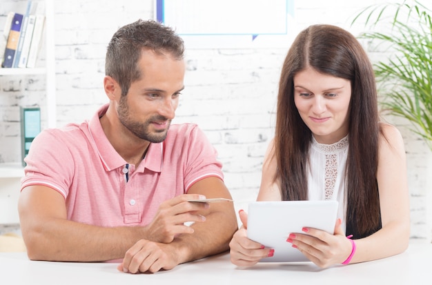 Um jovem casal vai às compras na internet