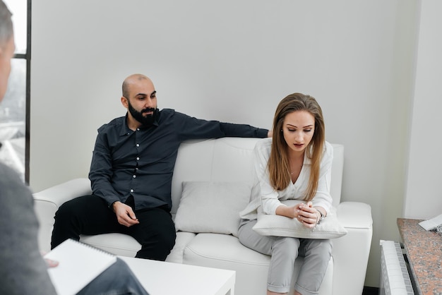 Foto um jovem casal veio a uma consulta e consulta com um psicoterapeuta aconselhamento e