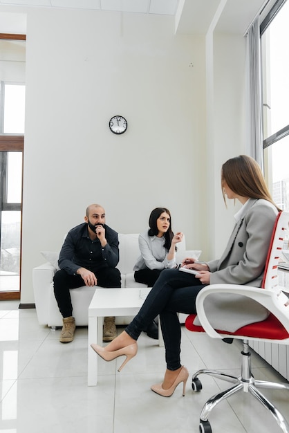 Foto um jovem casal veio a uma consulta e consulta com um psicoterapeuta aconselhamento e