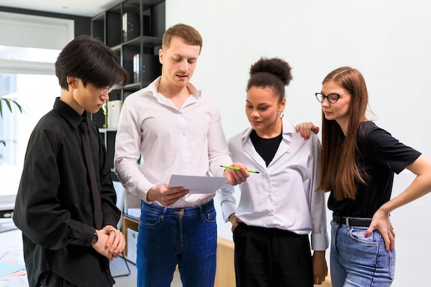 Um jovem chefe define novas tarefas para colegas