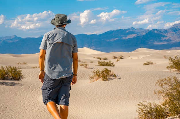 Um jovem com uma camisa azul no deserto do Vale da Morte, Califórnia. Estados Unidos