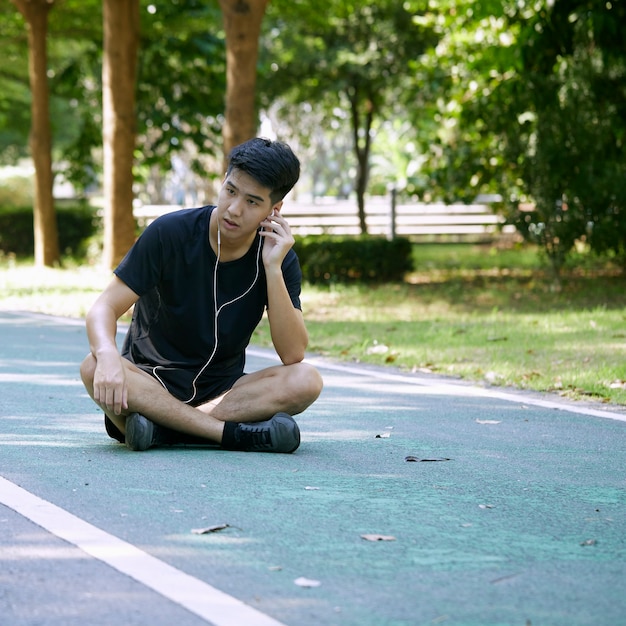 Um jovem correndo no parque