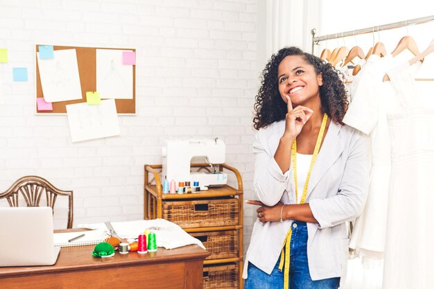 Foto um jovem designer de moda atencioso no escritório.