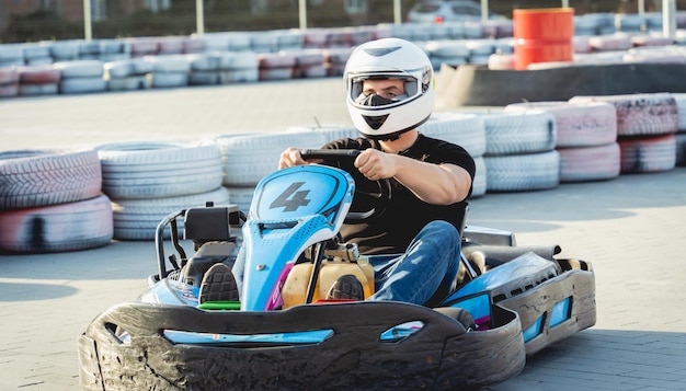 Um jovem dirige um kart no circuito