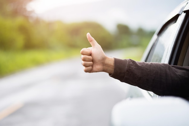 Um jovem dirigiu para as províncias e saiu da cidade. Ele estacionou na beira da estrada, levantou o polegar da janela do carro.