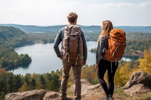 Um jovem e lindo casal com mochilas de caminhada a fazer trekking.