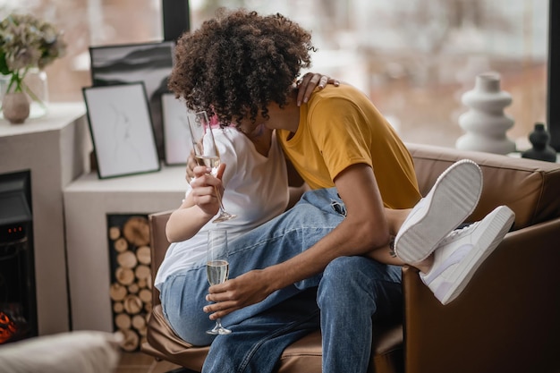 Um jovem e uma jovem juntos se sentindo românticos