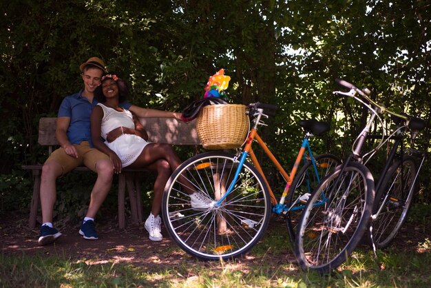 um jovem e uma linda garota afro-americana desfrutando de um passeio de bicicleta na natureza em um dia ensolarado de verão