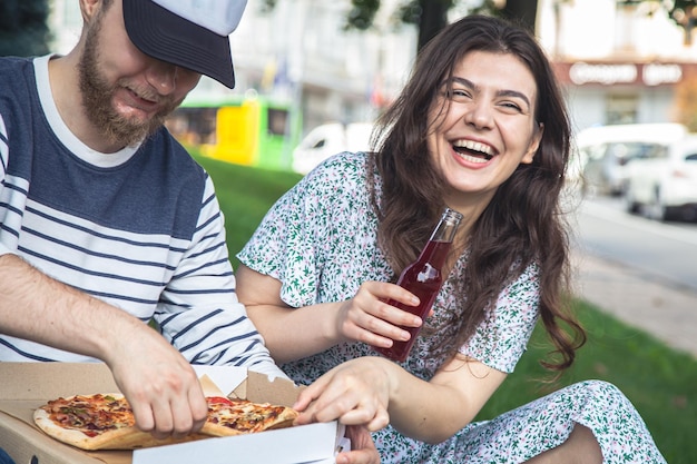 Um jovem e uma mulher em um piquenique em um encontro juntos