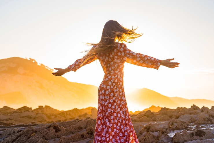 Foto um jovem em um longo vestido vermelho lá fora