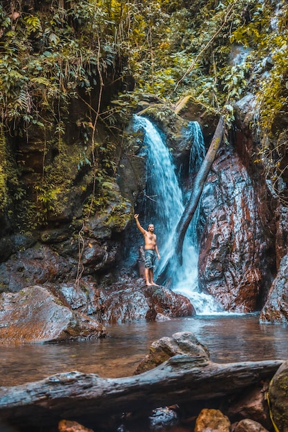 Um jovem em uma cachoeira do Parque Nacional Cerro Azul Meambar Panacam em Yojoa Honduras