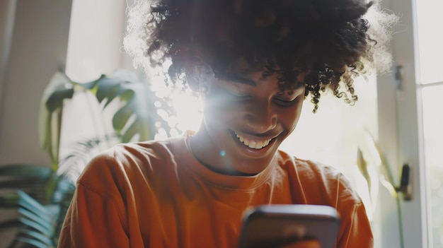 Um jovem em uma sala brilhante brilhando em um smartphone grato pela maneira sem problemas de gerenciar tarefas pessoais