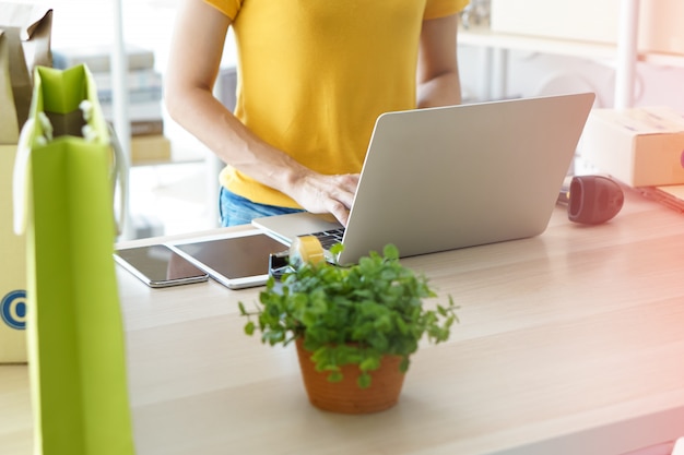 Um jovem empreendedor trabalhando com seu negócio on-line