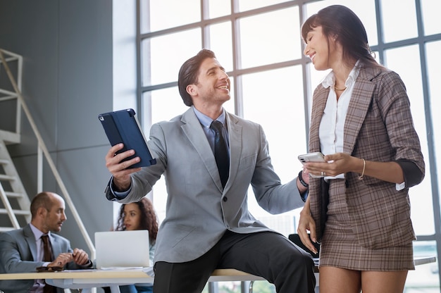 Um jovem empresário discutindo e fazendo um brainstorming em um escritório moderno