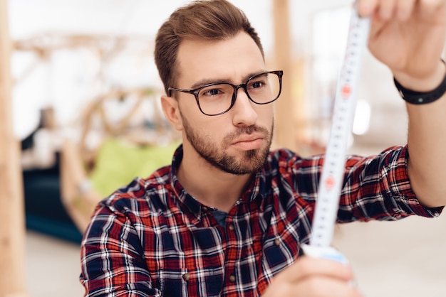 Um jovem empresário masculino está trabalhando em seu escritório.