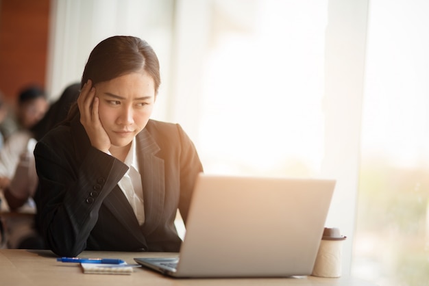 Um jovem empresário usa um terno preto na recepção.