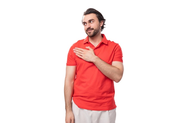 Foto um jovem europeu de 35 anos com um corte de cabelo e barba vestido com uma camiseta vermelha explica a sua ideia