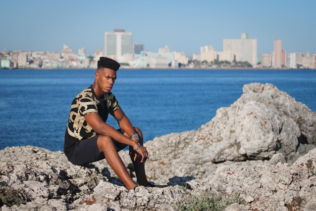 Um jovem fitness cubano na costa