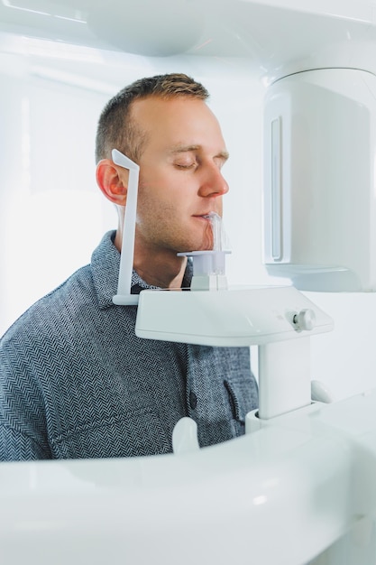 Um jovem foi submetido a uma tomografia computadorizada da mandíbula uma imagem circular da mandíbula na odontologia moderna Scanner panorâmico de radiologia