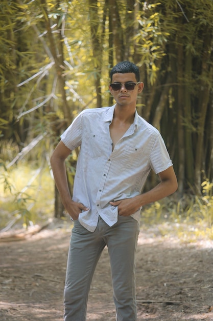 Um jovem gay latino na natureza