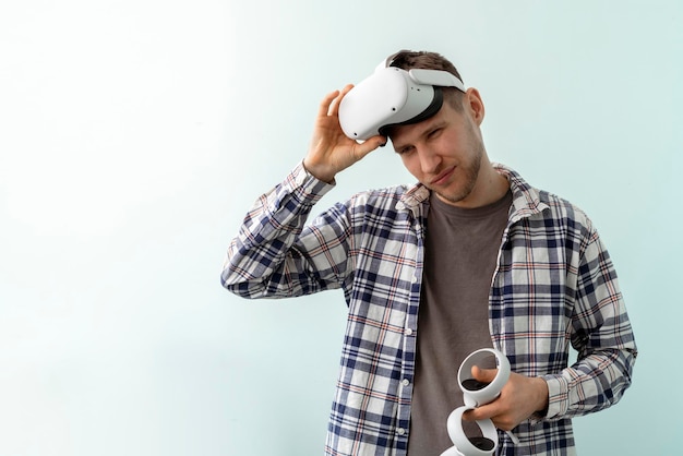 Um jovem homem coloca na cabeça fone de ouvido de realidade virtual