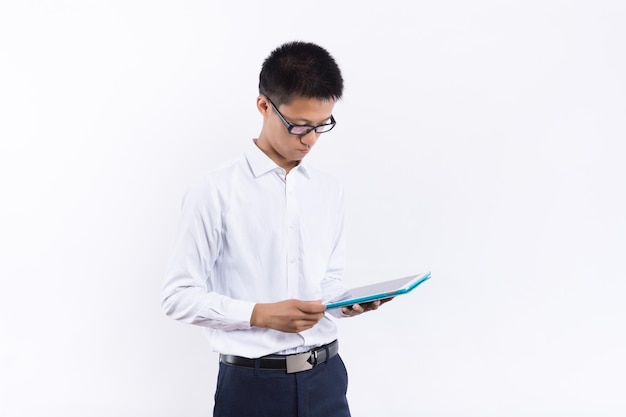 Um jovem homem segurando um tablet na mão