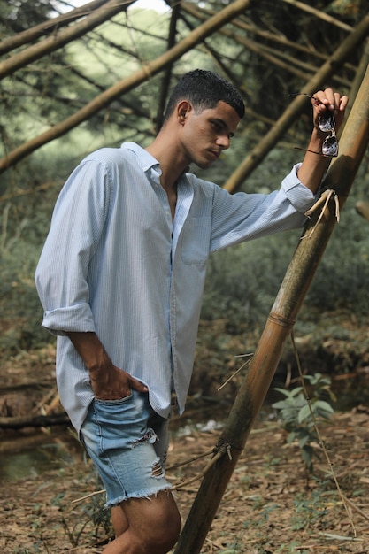 Um jovem latino na natureza