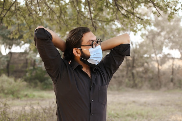 Um jovem mascarado fazendo uma atividade