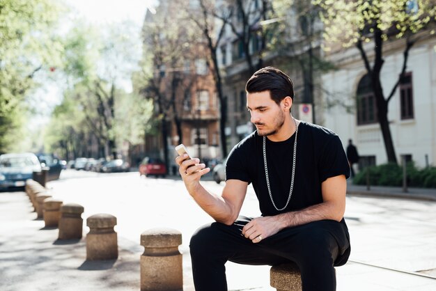 Um jovem menino italiano usando um smartphone