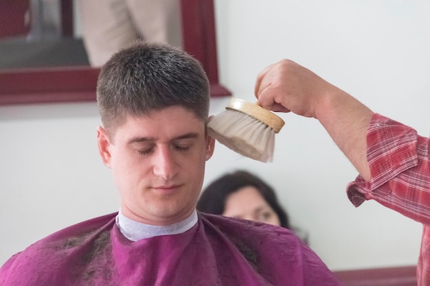 Um jovem na barbearia