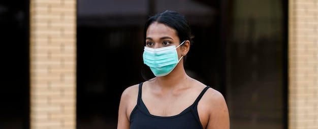 Um jovem negro ao ar livre usando uma máscara facial protetora