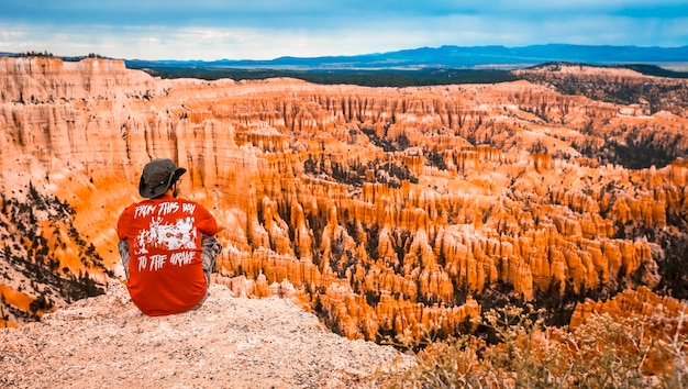 Um jovem observando o parque nacional de Bryce Point